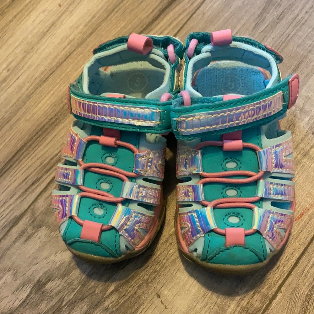Cat and jack toddler size 5 water shoes
